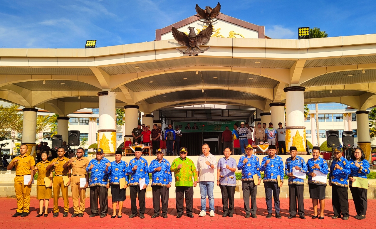 Pj. Gubernur Ali Baham Temongmere Serahkan 400 SK PPPK Teknis Papua Barat Formasi 2021