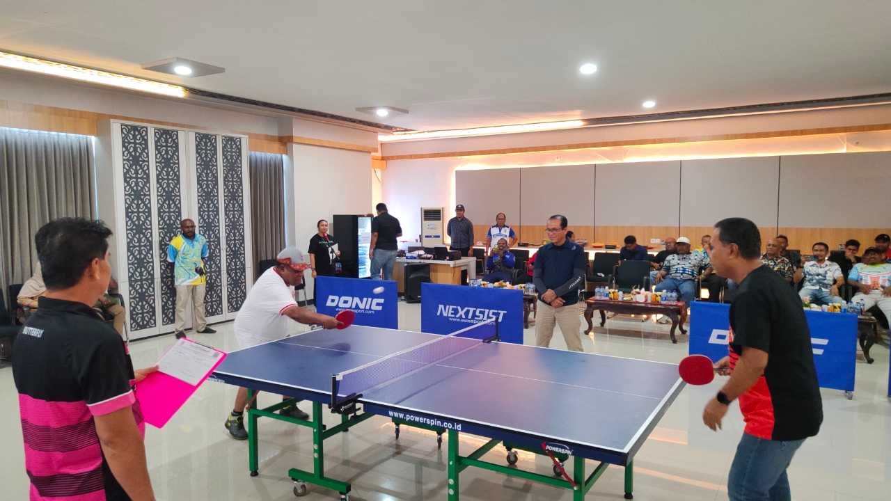 Laga Eksebisi Tenis Meja Spesial HUT Papua Barat Ke-25, Pj. Gubernur ABT Tumbangkan Asisten II