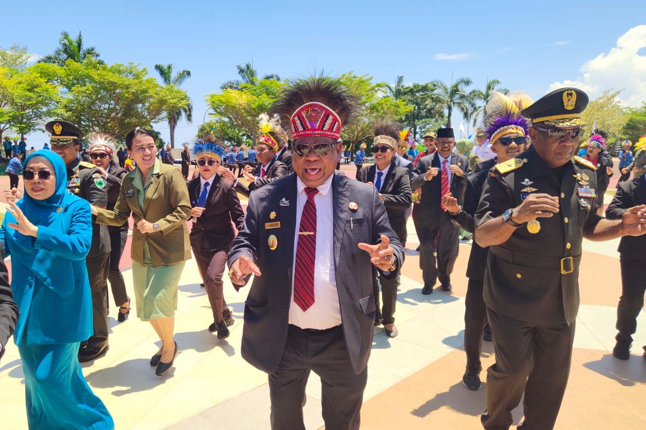 Tarian Kolosal, Pembagian Hadiah Lomba dan Sejumlah Penyerahan Warnai Acara Puncak HUT Papua Barat Ke-25