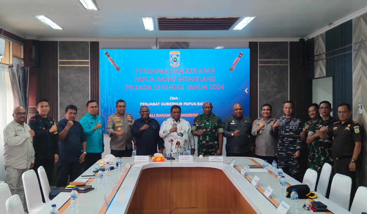 Kunker Fakfak, Pj. Gubernur Ali Baham Pimpin Rapat Tim Desk Pilkada dan Mengecek Kesiapan Secara Detail