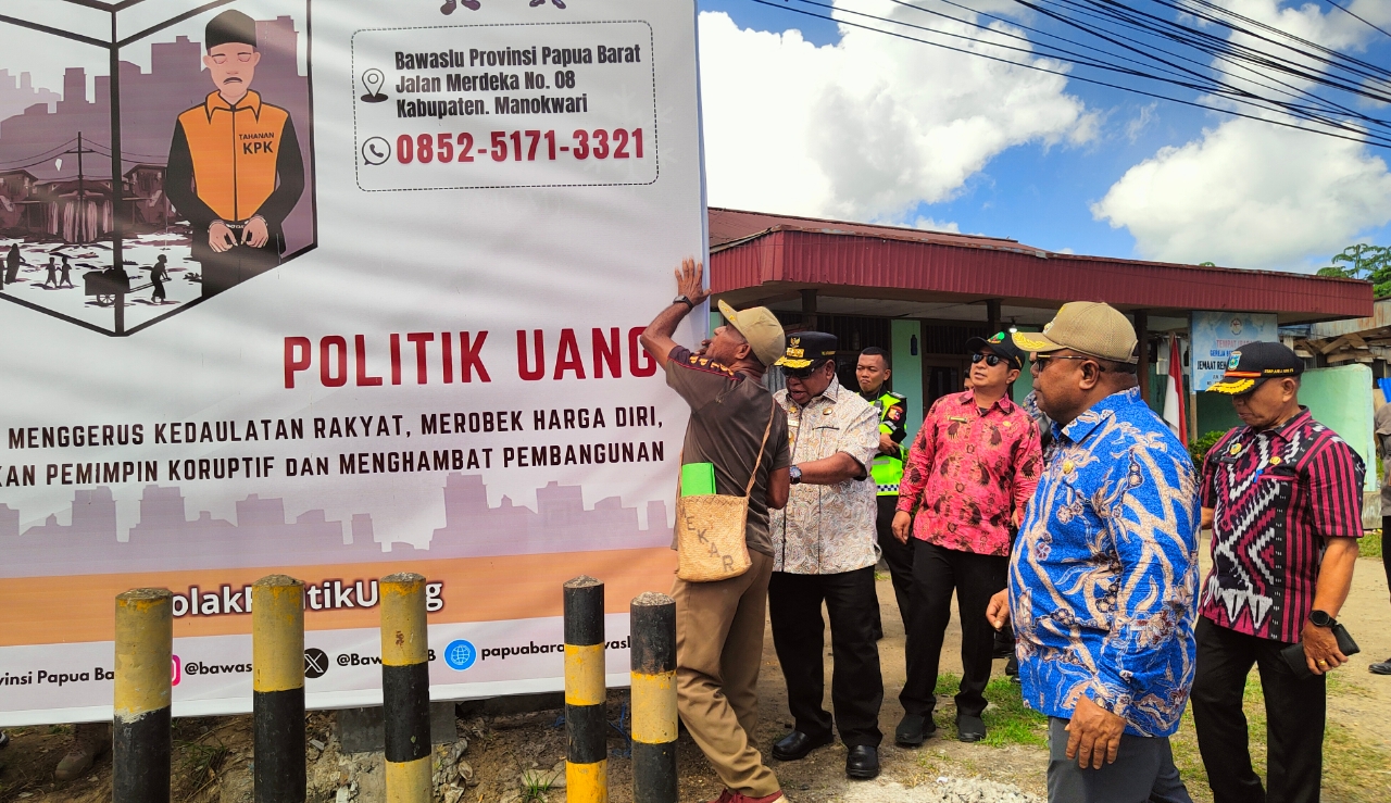 Arahan Presiden Terkait Kota Indah dan Bersih, Pj. Gubernur Pimpin Penertiban Baliho/Spanduk di Manokwari