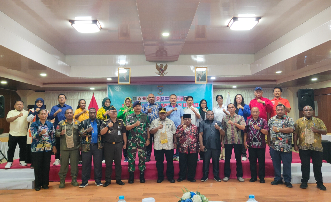 Pemprov Papua Barat Serahkan Hibah Keuangan 12 Parpol , Pj. Gubernur ABT Ingatkan LPJ Tepat Waktu