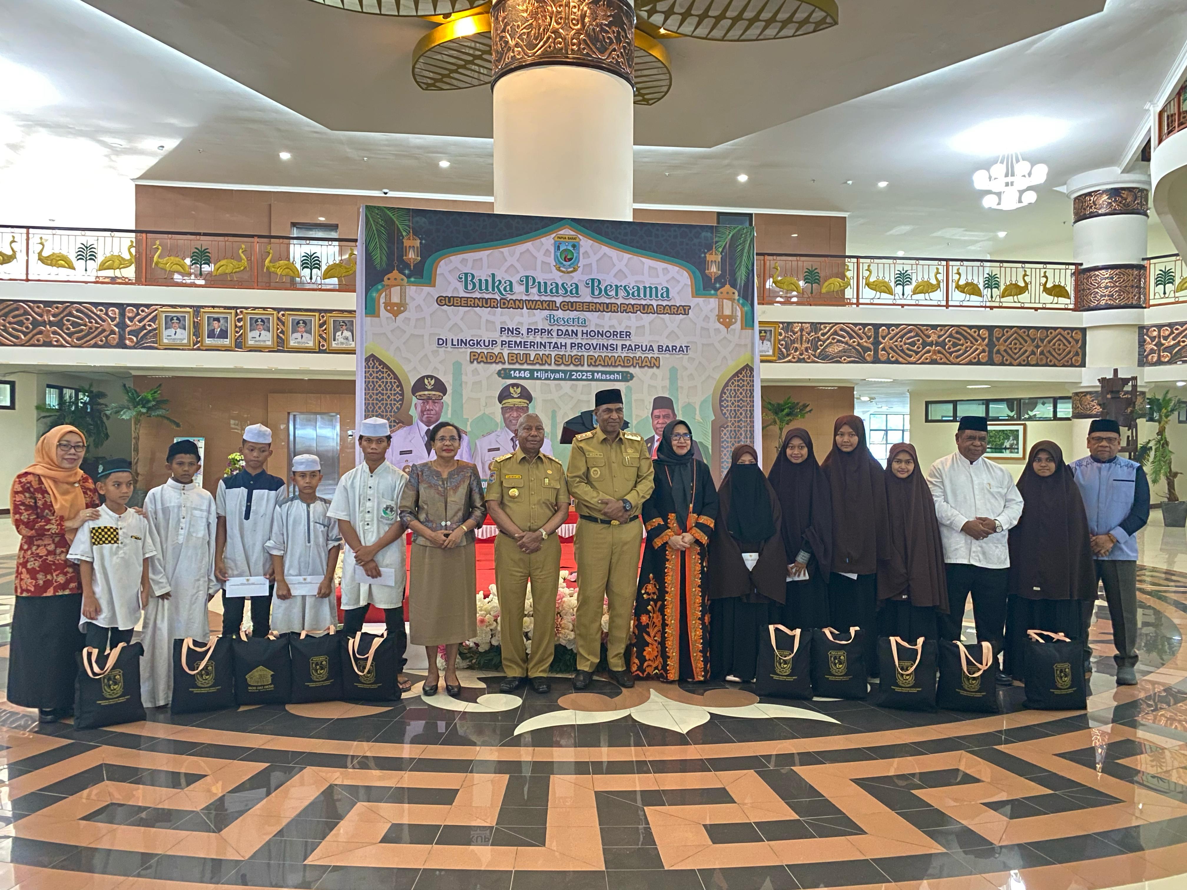 Gubernur Mandacan dan Wagub Lakotani Ikut Bukber ASN, PPPK, dan Honorer Papua Barat