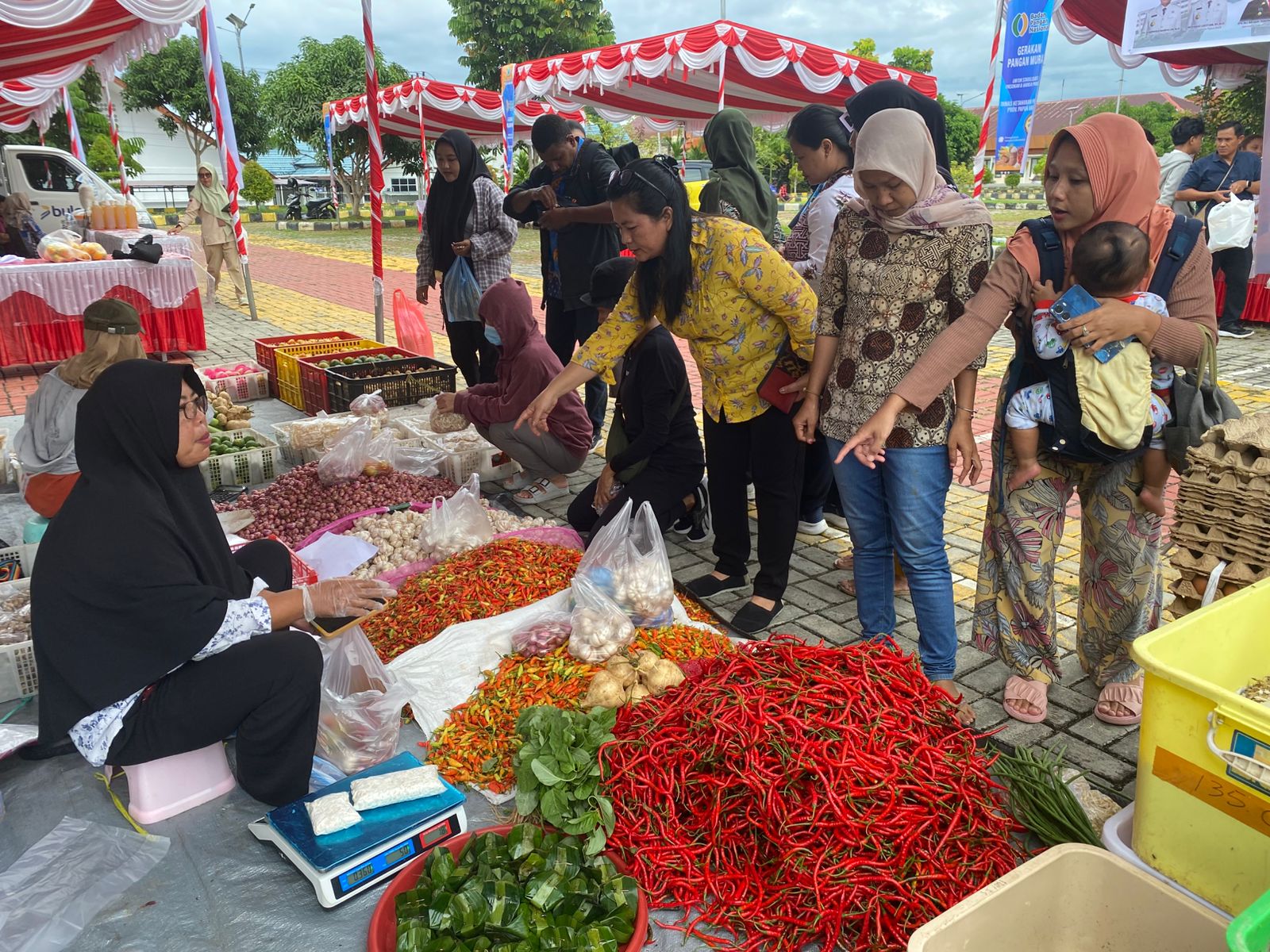 GPM DINAS KETAHANAN PANGAN DI RSUP RAMAI DISERBU PEMBELI