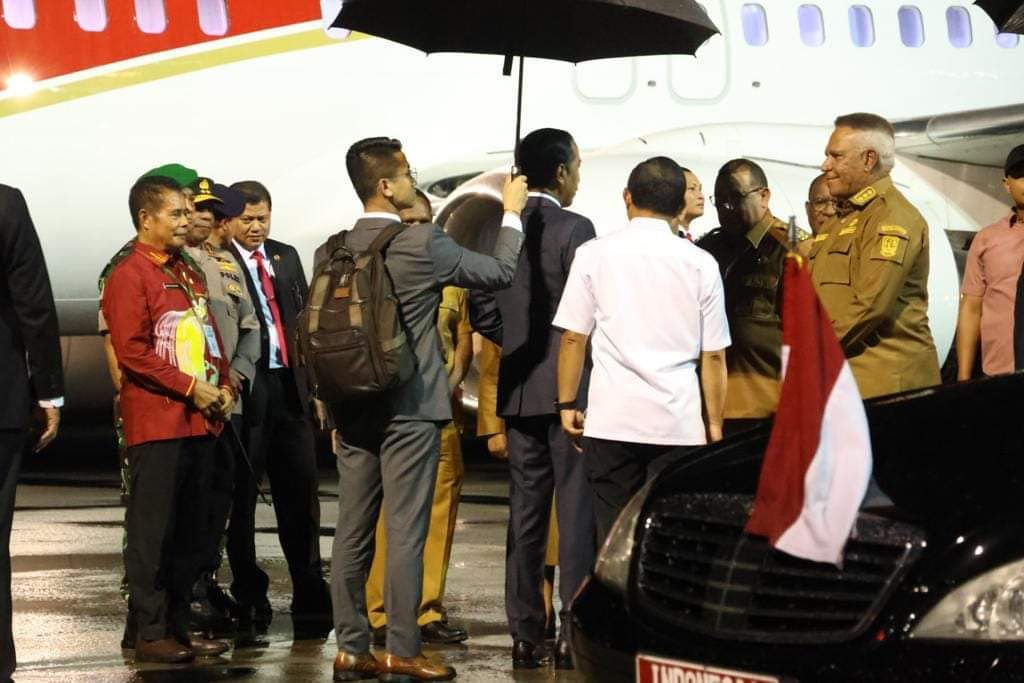 Mendagri didampingi Pj. Gubernur Waterpauw Sambut Kedatangan Presiden di Jayapura
