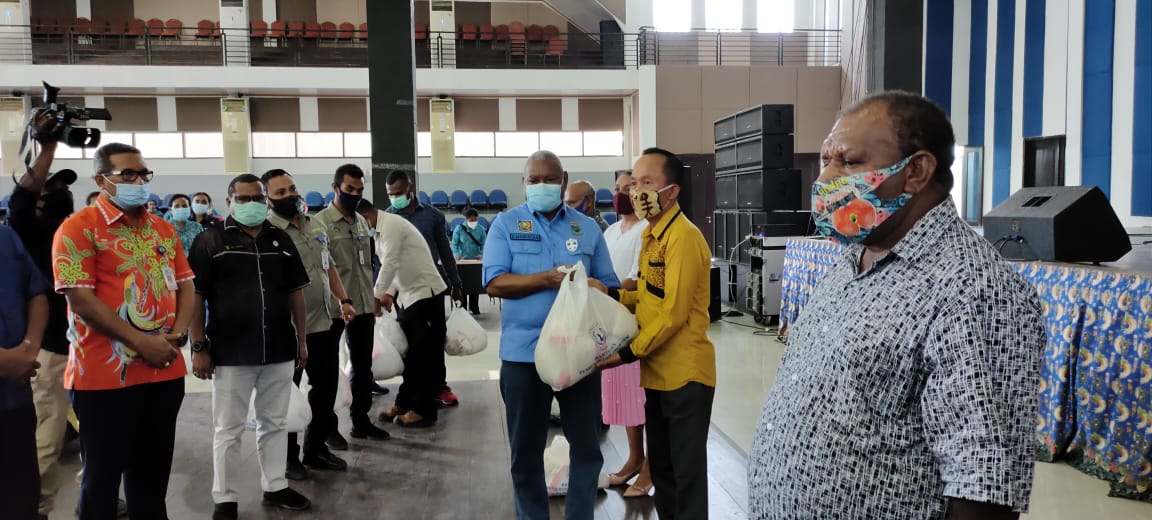 Gubernur Papua Barat Serahkan Bapok Tahap II dan Stimulus Pelaku Usaha Mikro di Kabupaten Teluk Bintuni