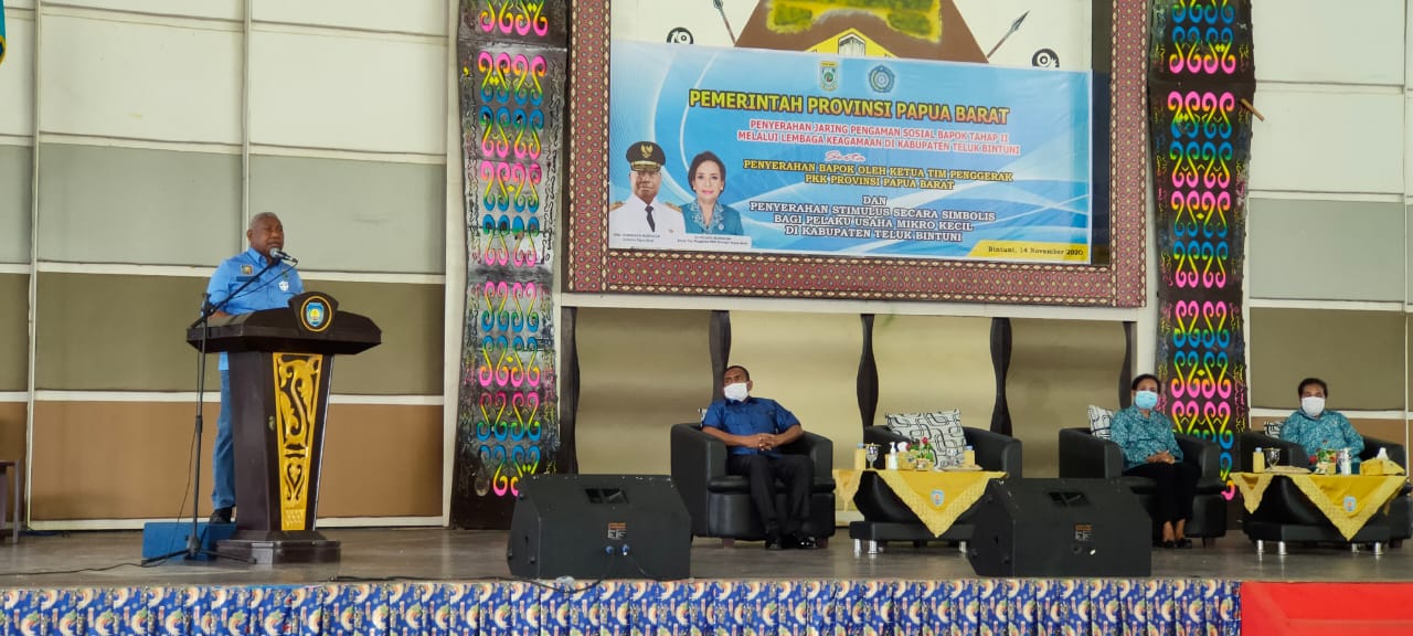 Gubernur Dominggus Mandacan Sebut Penyaluran Bapok Tahap 3 dan Tangan Kasih Ditargetkan Desember 2020