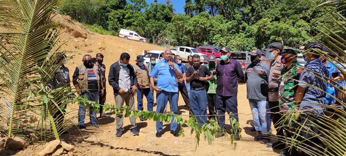 Awali Pengerjaan Ruas Jalan Mansel-Teluk Wondama, Gubernur Dominggus Mandacan : Pembangunan jalan akan jangkau semua wilayah pesisir