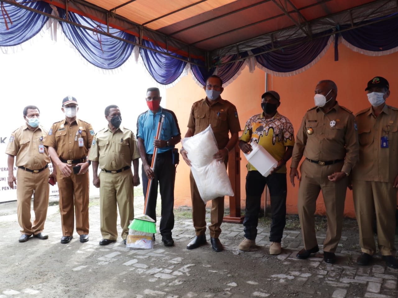 Gubernur Dominggus Mandacan Resmikan Dermaga Penyebrangan Kwawi Juga Beri Bantuan Dukungan Homestay Bagi OAP
