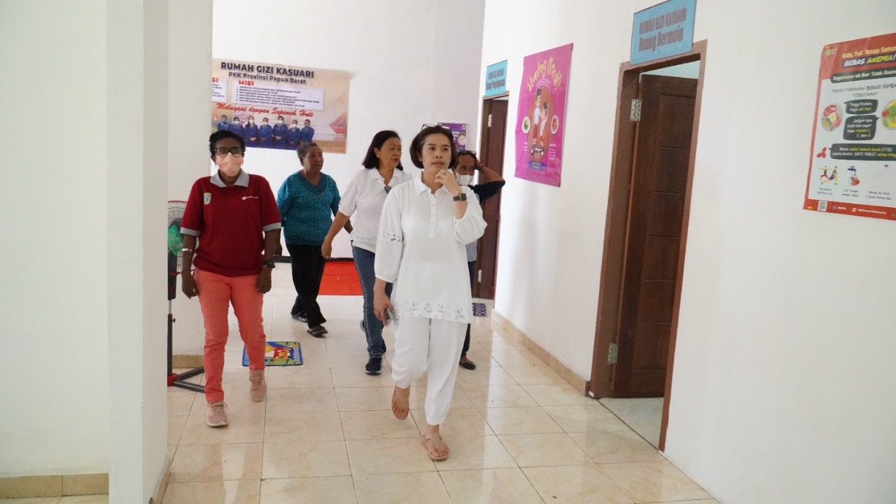 Sejumlah Kelompok Usaha Binaan Dikunjungi Pj. Ketua TP PKK Papua Barat