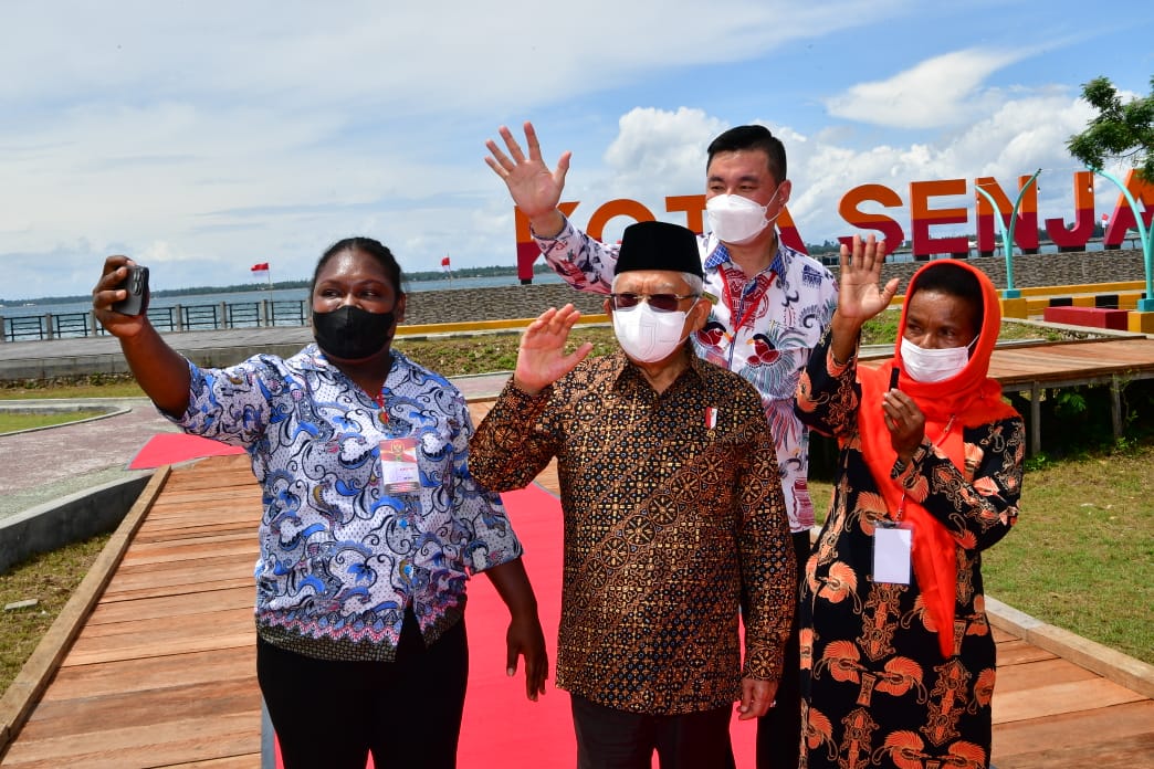 Hari Kedua Kunker, Wakil Presiden Sambangi Stand UMKM di Kaimana