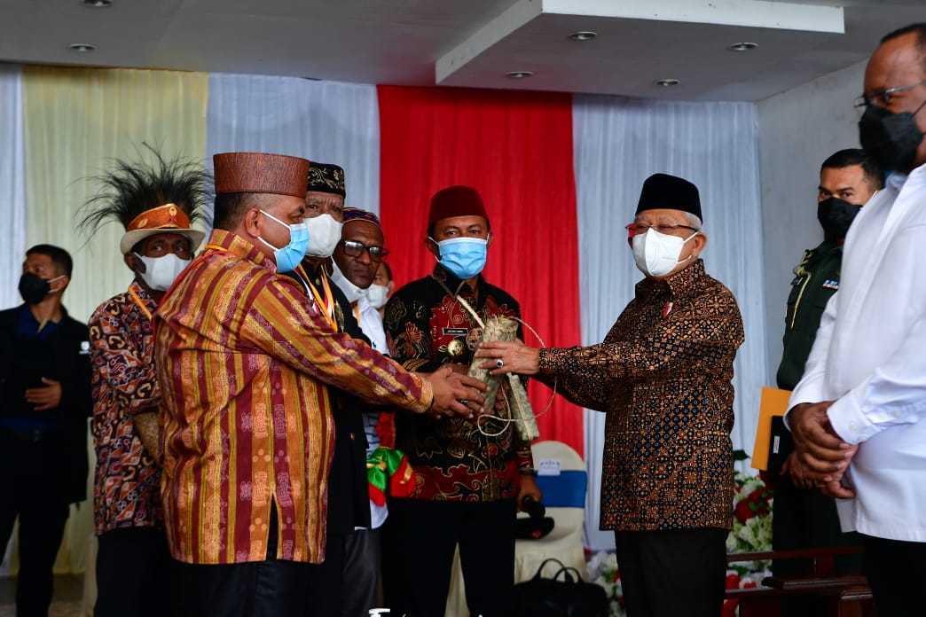 Buat Kejutan, Masyarakat Adat Suku Mbaham Matta Beri Wapres Cenderamata