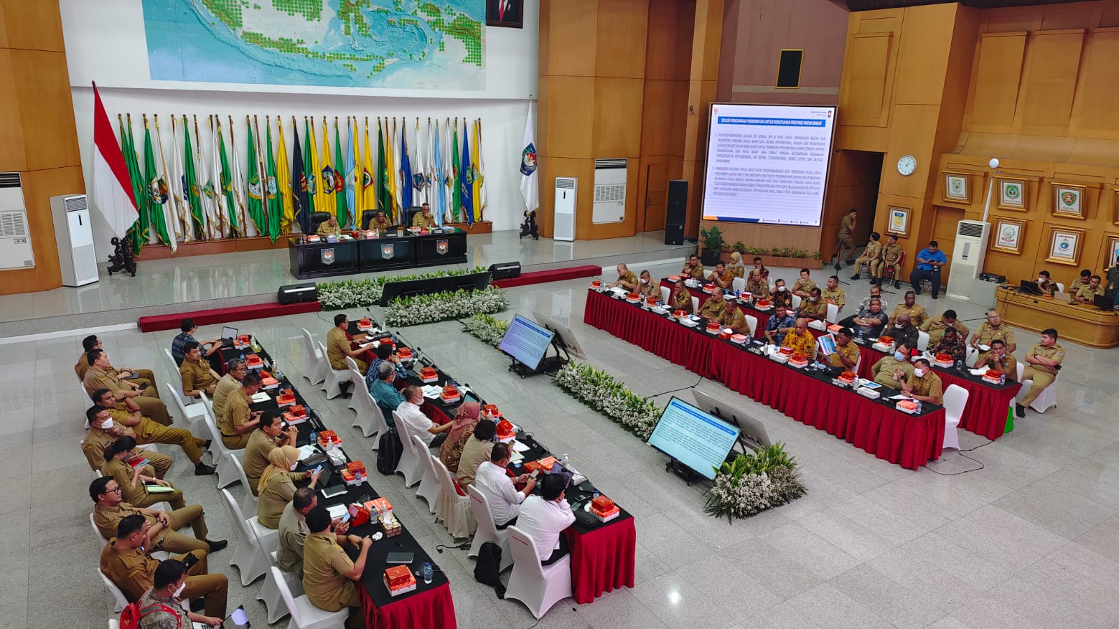 Pj. Gubernur Waterpauw Paparan Kepada Wamendagri Bahas APBD Papua Barat