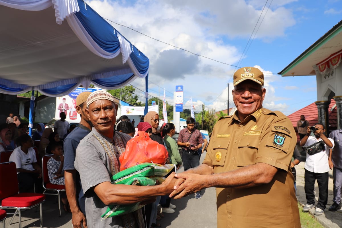 Buka Pasar Murah di FakFak, Pj. Gubernur Sampaikan Pesan Presiden Soal Penanganan Stunting dan Kemiskinan Ekstrem