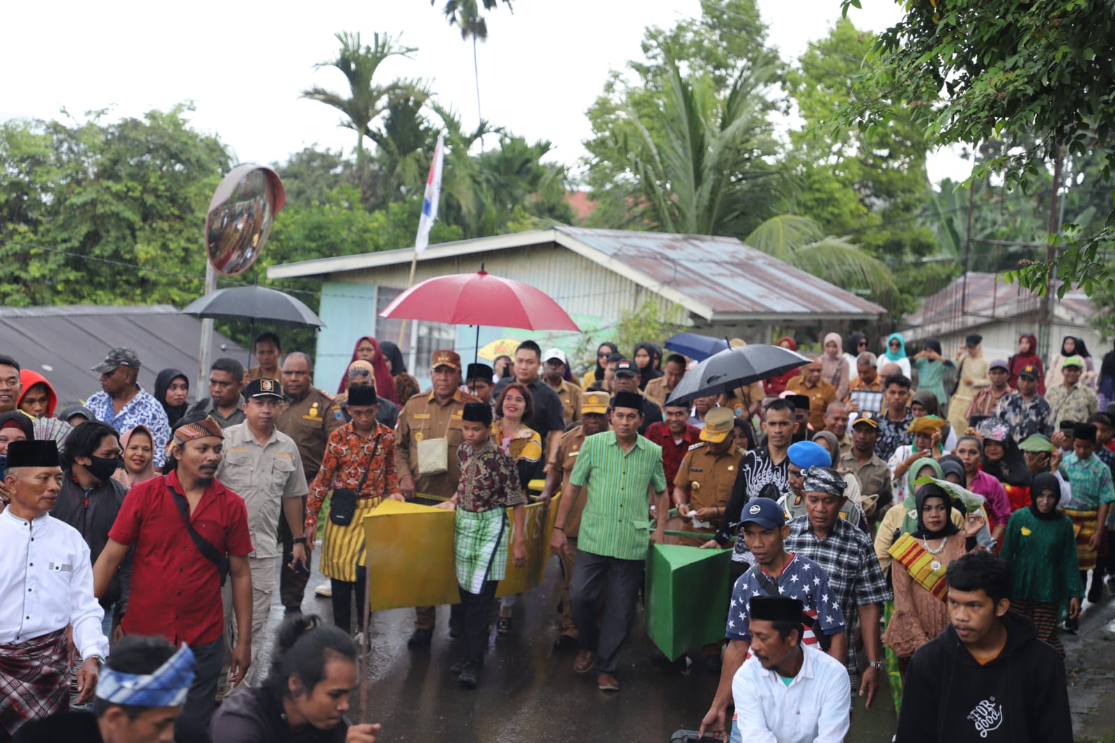Ribuan Warga KKST Mengukuhkan Gubernur Waterpauw Sebagai sesepuh