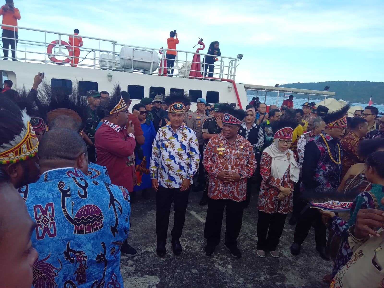 Penjabat Gubernur Papua Barat didampingi Pj. Ketua TP PKK Ikut Ibadah Perayaan HUT PI Ke-169 di Tanah Papua