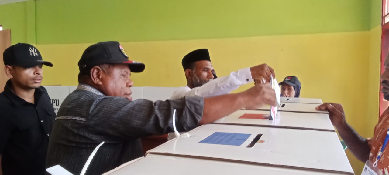 Pj. Gubernur Ali Baham Gunakan Hak Suara pada TPS 01 Kapaurtutin Kabupaten FakFak