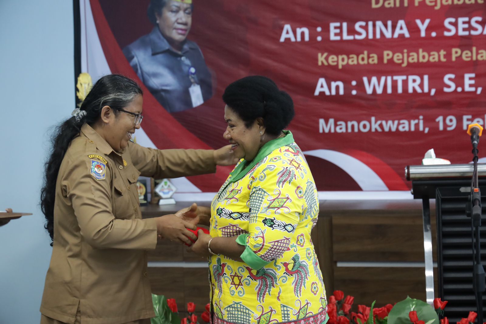 Tangis Haru Warnai Sertijab dan Pisah Sambut Kepala Dinas P3A Papua Barat