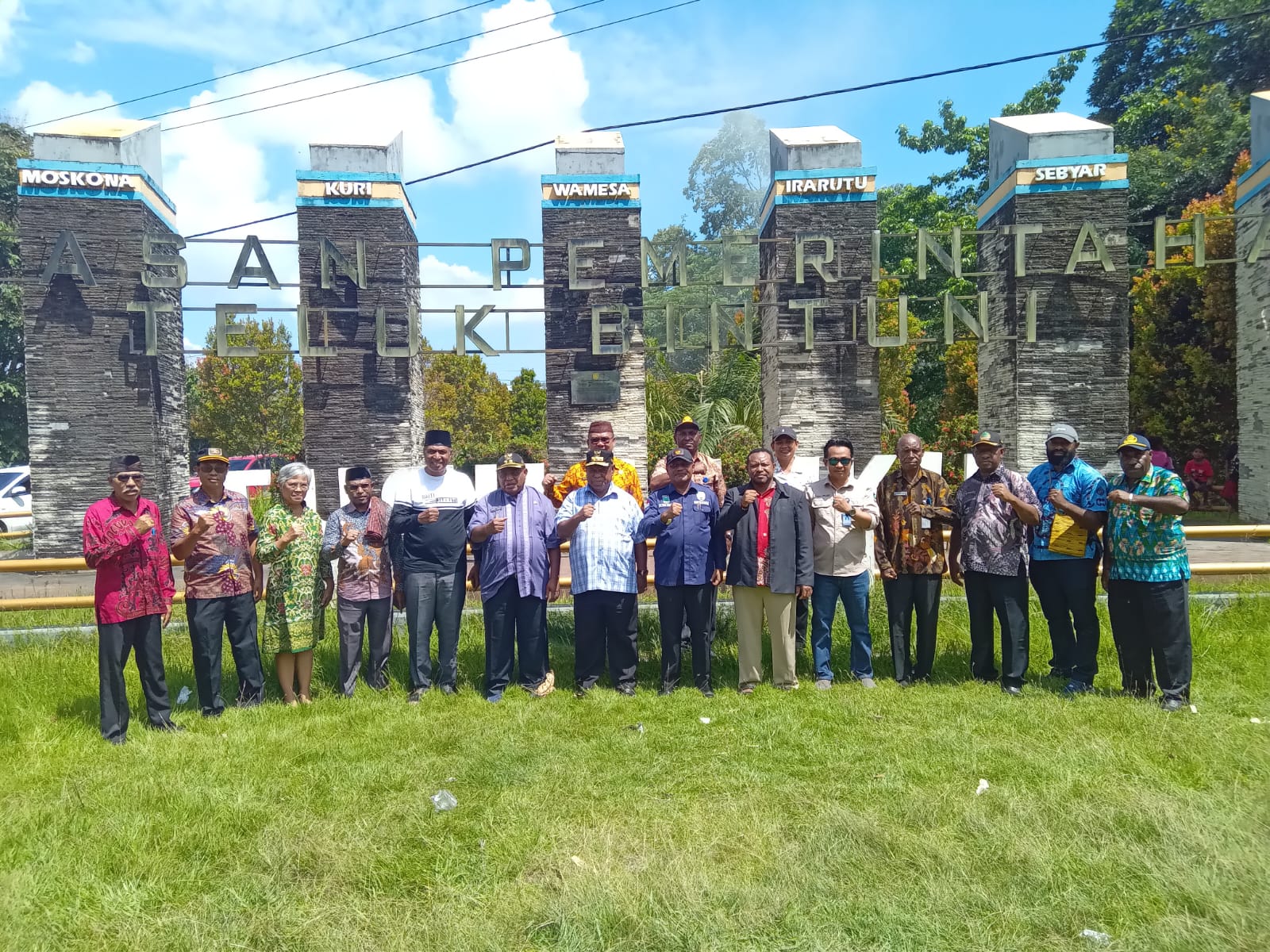 Hari ini Pj. Gubrnur Ali Baham Tiba Dan Disambut Langsung Bupati Piet Kasihiw, Dalam Kunker Safari Ramadhan Di Teluk Bintuni