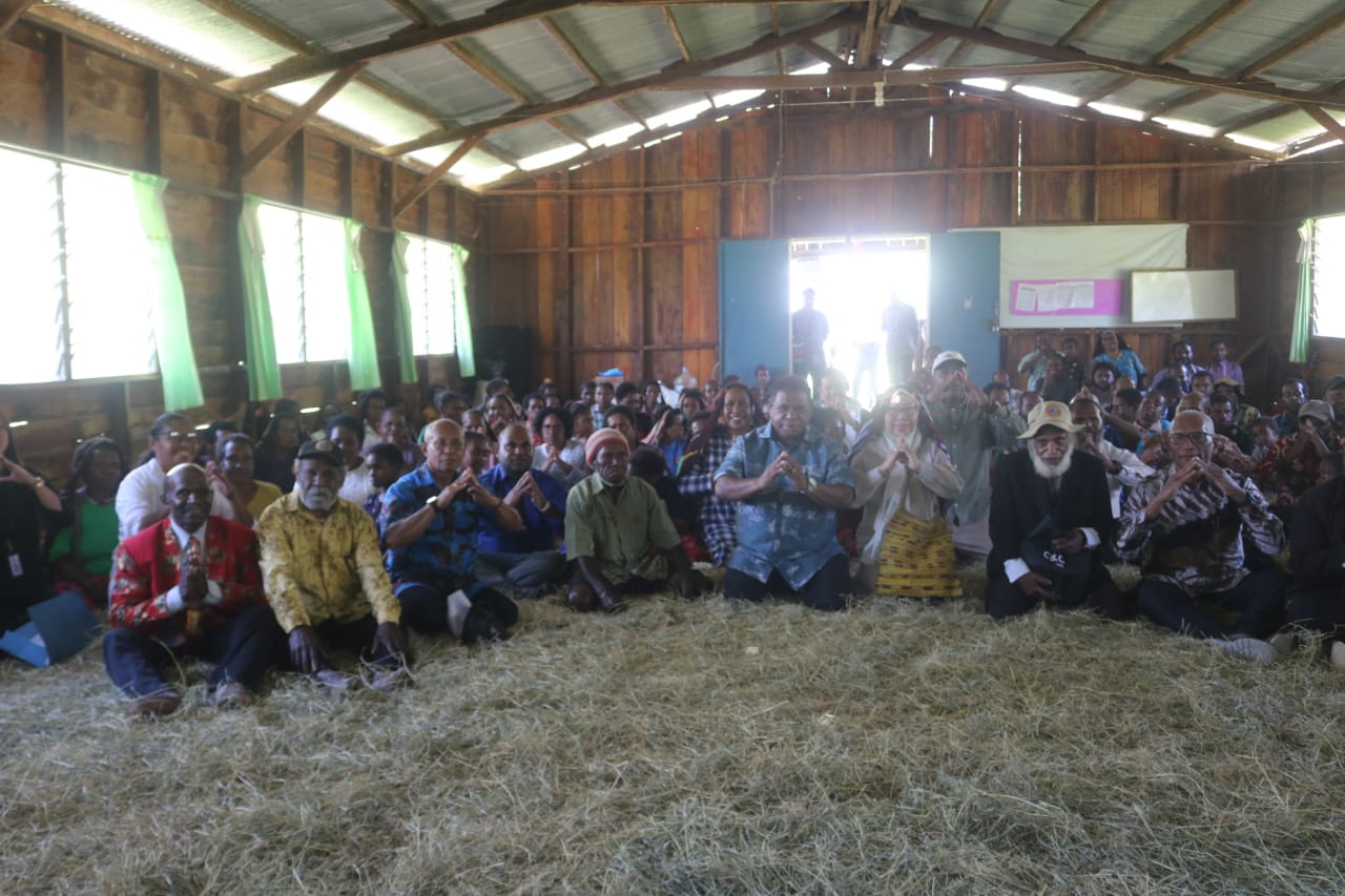 Pj. Gubernur Ali Baham Sambangi Warga Gereja dan Masjid Di Wamena, Sampaikan Pesan-Pesan Moral