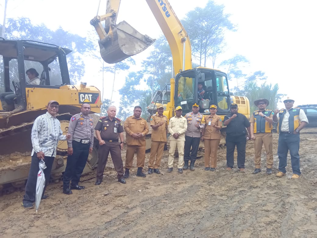 Pj. Gubernur ABT Didampingi Unsur Forkopimda Pantau Langsung Pekerjaan Penggalian Longsor Jalan Minyambouw