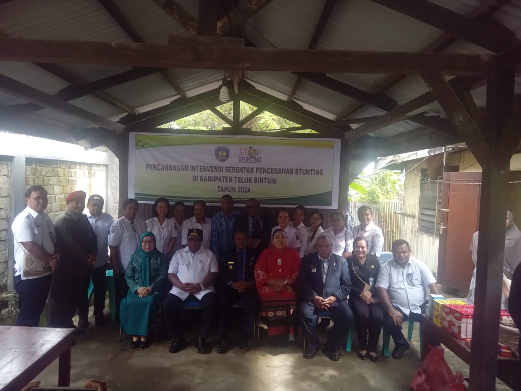 Pj. Gubernur ABT Serahkan Bantuan 100 Paket Sembako Kepada Anak Stunting Di Bintuni, Ini Harapannya