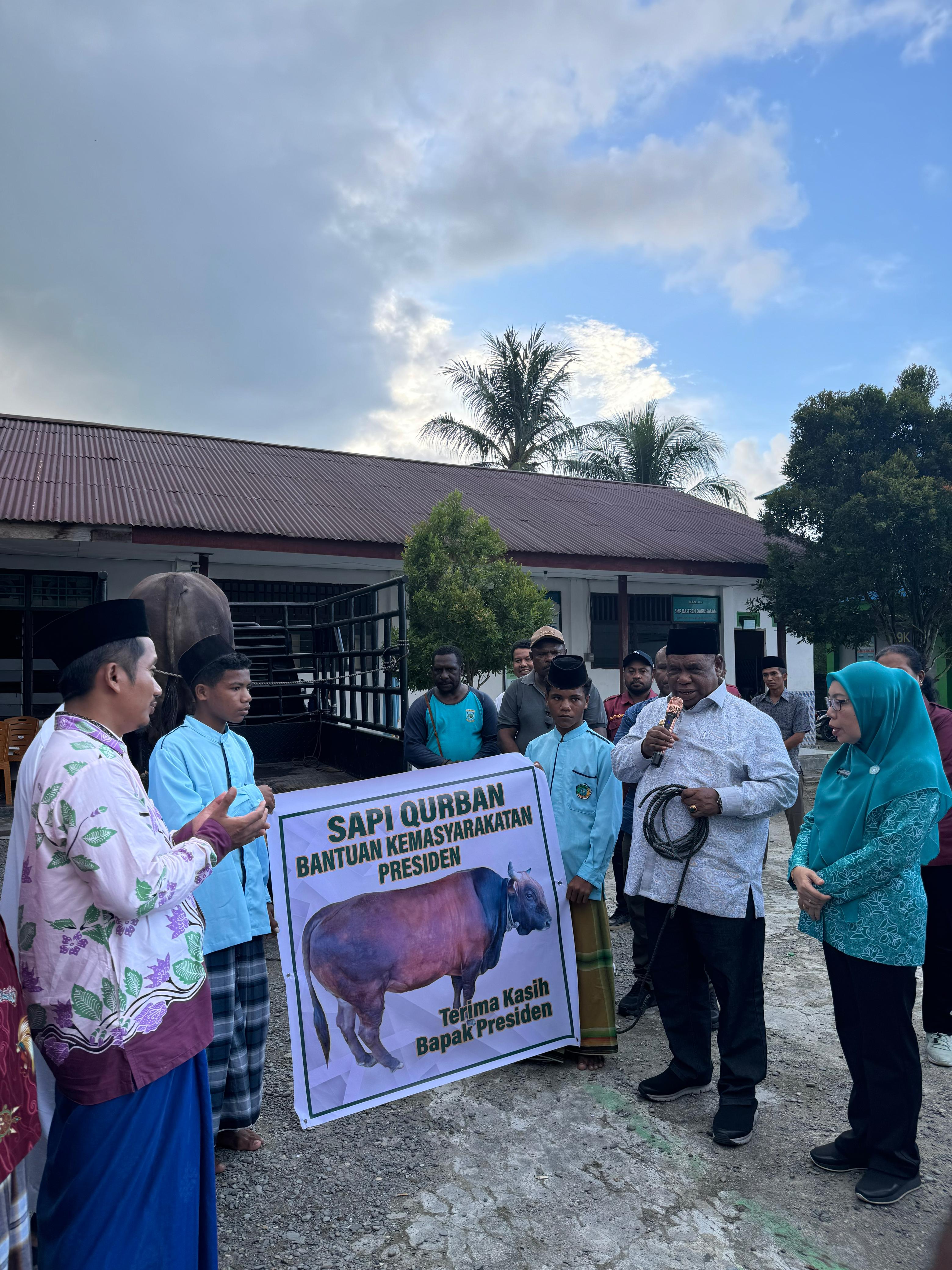 Serahkan Sapi Kurban Bobot 1 Ton Bantuan Presiden Di Pondok Pesantren Darussalam Aimasi, Pj. Gubernur ABT : Ini Bentuk Kepedulian Presiden kepada Rakyatnya