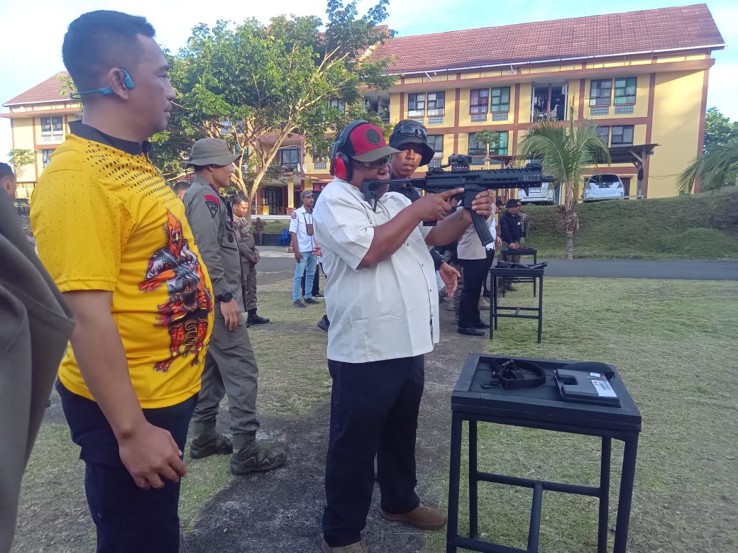 Pj. Gubernur ABT Ikut Latsar Menembak Di Mako Brimob Manokwari