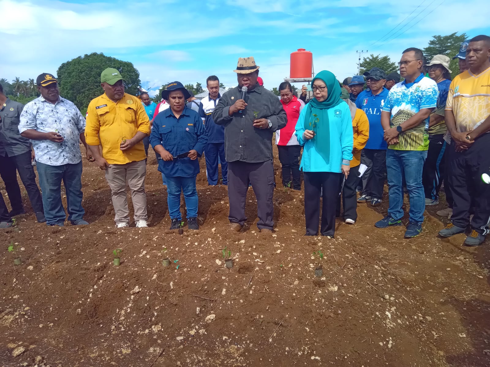 Canangkan Tanam Pangan di Kebun Susweni, Pj. Gubernur ABT : Kita Harus Jadi Contoh Untuk Pengembangan Pertanian