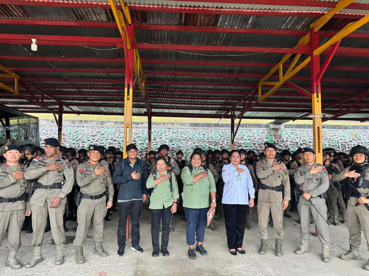 Dinas Admindukcapil Papua Barat Lakukan Jebol Pelayanan IKD Bagi Anggota Brimob Manokwari, Ini Harapan Kadis dr. Maria Come