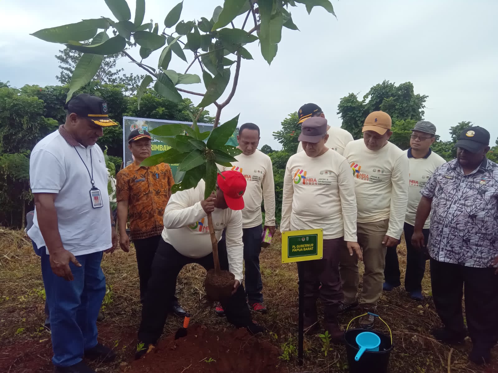 Ikut Menanam Bersama Rimbawan Dan Jaksa Papua Barat, Pj. Gubernur ABT : Satu Gerakan Menanam Banyak Manfaat Bagi Masyarakat