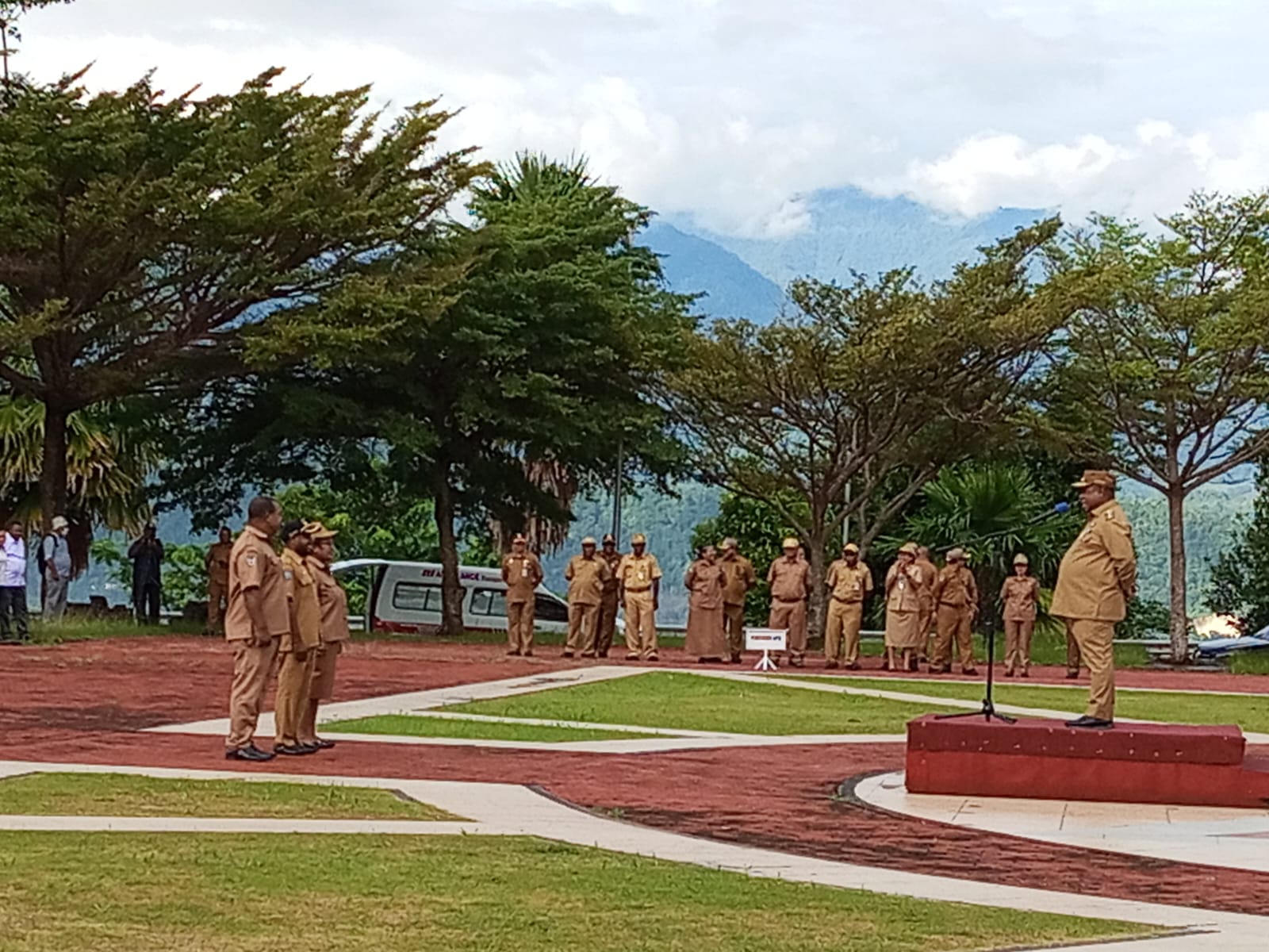 Pimpin Apel Senin Pagi Di Lingkup Pemprov Papua Barat, Pj. Gubernur ABT Tegaskan ASN Taat Norma Korps Pegawai RI
