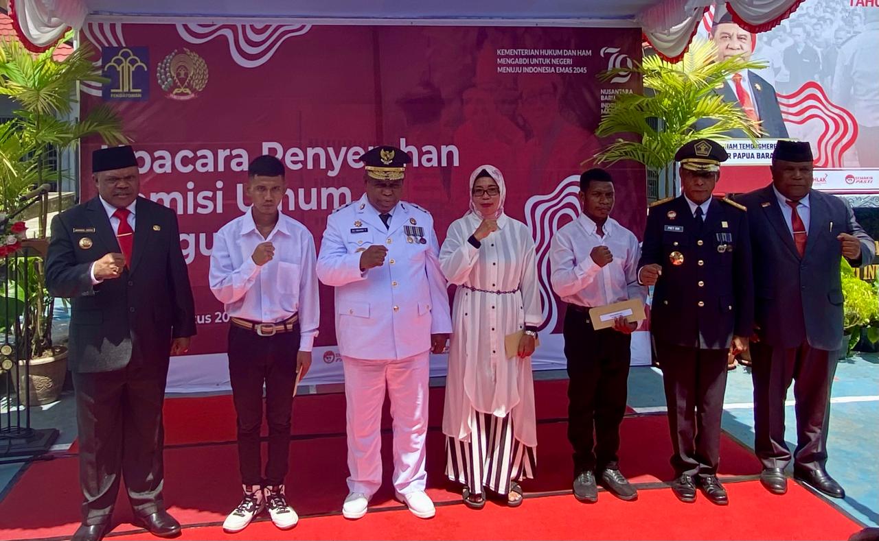Pj. Gubernur Papua Barat Serahkan SK Remisi HUT RI ke-79 kepada 905 Warga Binaan