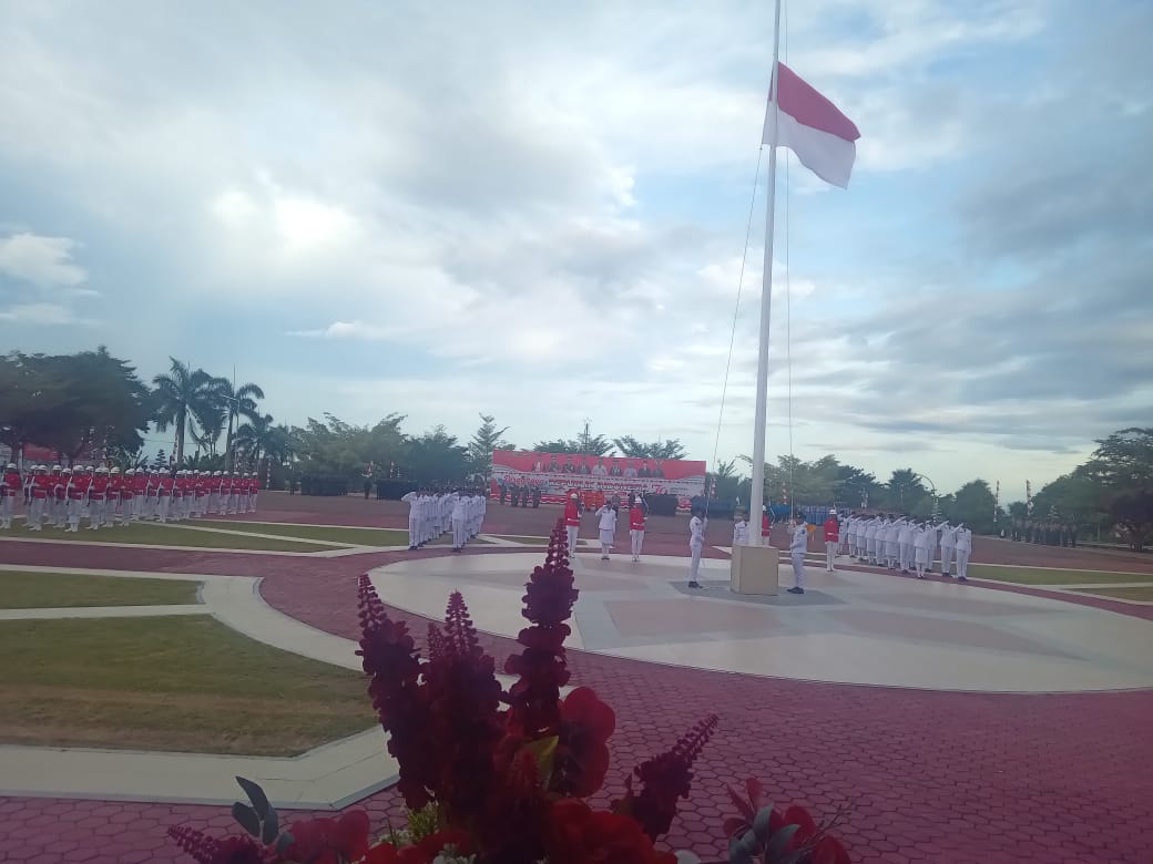 Berkibar 8 Jam di Bukit Arfai Papua Barat Duplikat Sang Saka Merah Putih Kembali Diturunkan