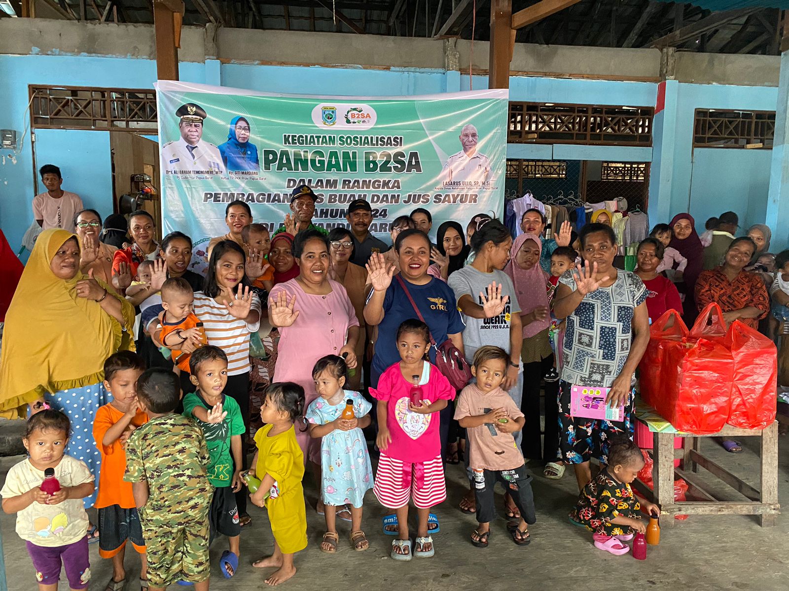Bantu Cegah Stunting, Dinas Ketahanan Pangan Papua Barat Bagikan Jus Buah dan Sayur di Posyandu