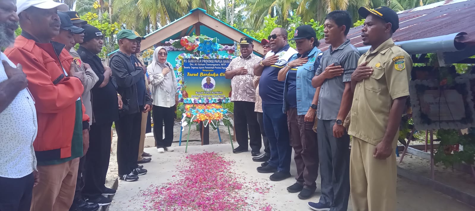 Pj. Gubernur ABT Dan Rombongan Ziarah Di Makam Alm. Yance Rumbino
