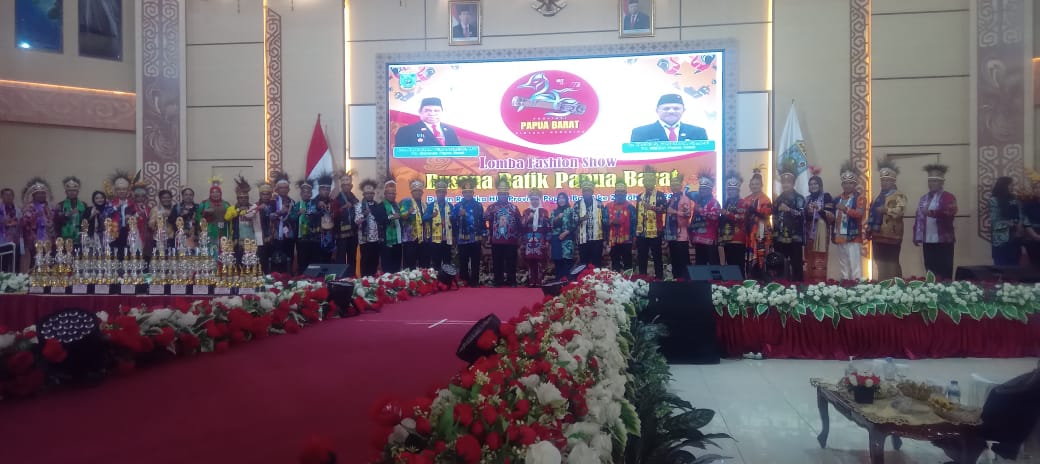 Pj. Gubernur ABT Membuka Lomba Fashion Show Busana Batik Papua Barat Dan Mengajak Untuk Mengembangkan Akulturasi Budaya