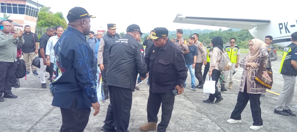 Hari Ini Pj. Gubernur ABT Dan Isteri Kunker Di Teluk Bintuni