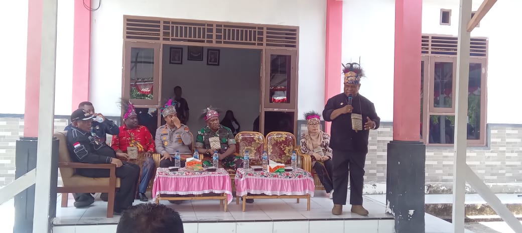 Pj. Gubernur ABT Dan Rombongan Kunjungi Warga Di Distrik Tomu, Salurkan Bantuan Sembari Gaungkan PPKES Dan Pilkada Damai 2024