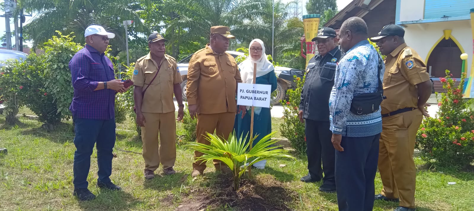 Pj. Gubernur ABT Tutup Kunker Teluk Bintuni Dengan Tanam Pohon Di Kampung Tanah Merah Baru