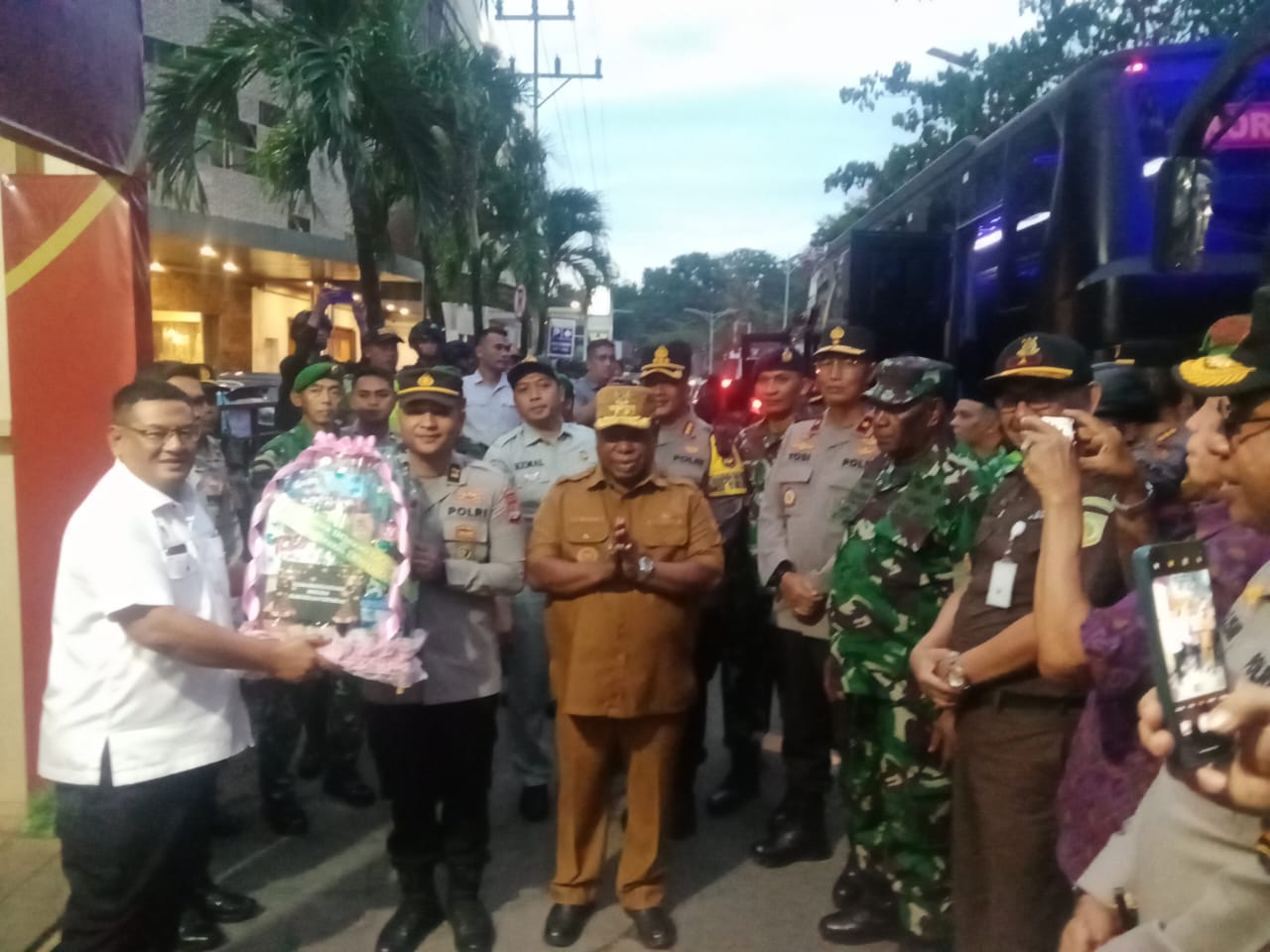 Pj. Gubernur Dan Unsur Forkopimda Terkait Lakukan Pemantauan Gereja Dan Pos Ops Lilin Mansinam 2024 Di Manokwari