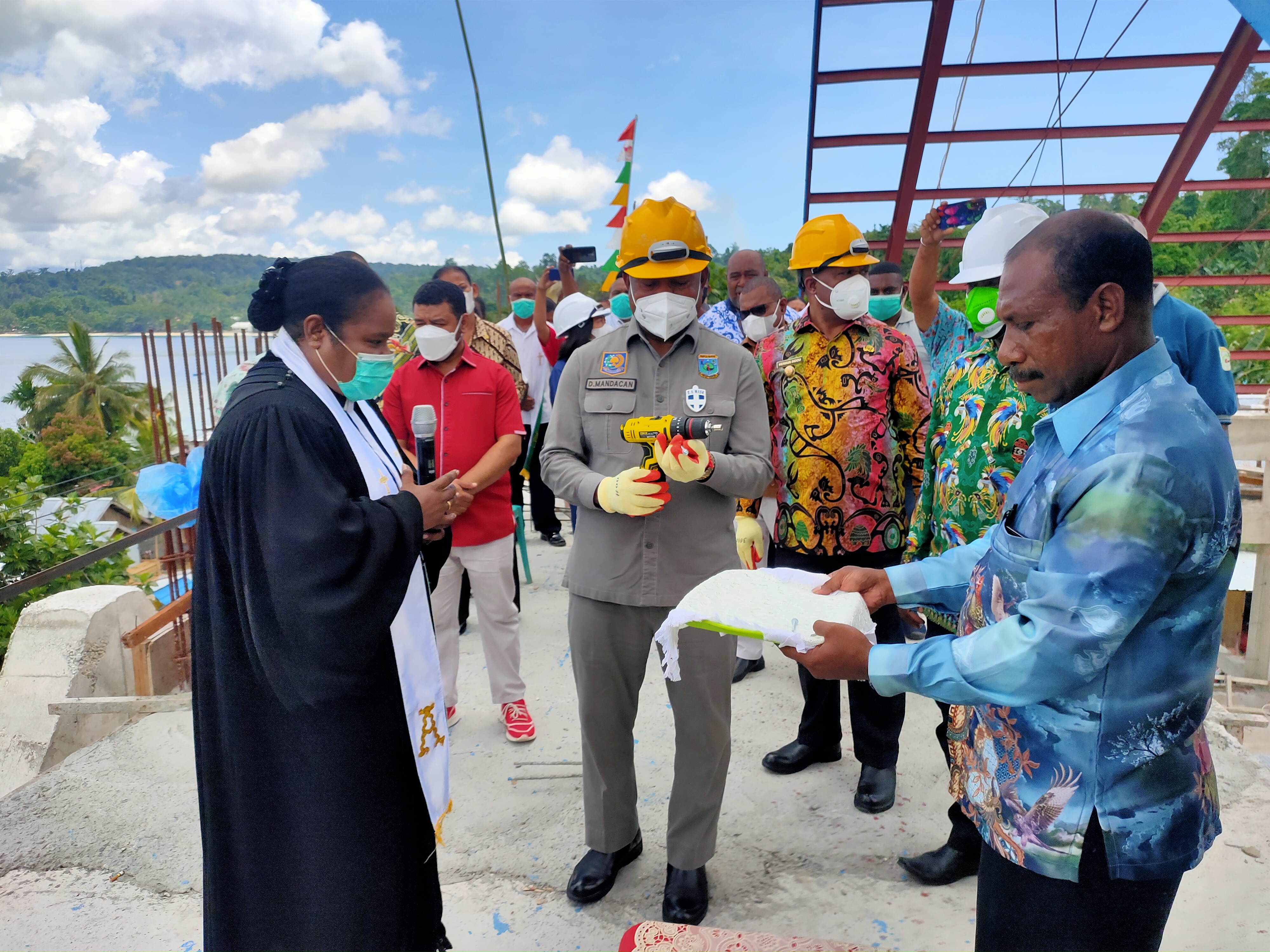 Simbolis Pasang Atap Gereja, Gubernur Mandacan Ajak Jemaat Pasirido Selalu Ucap Syukur