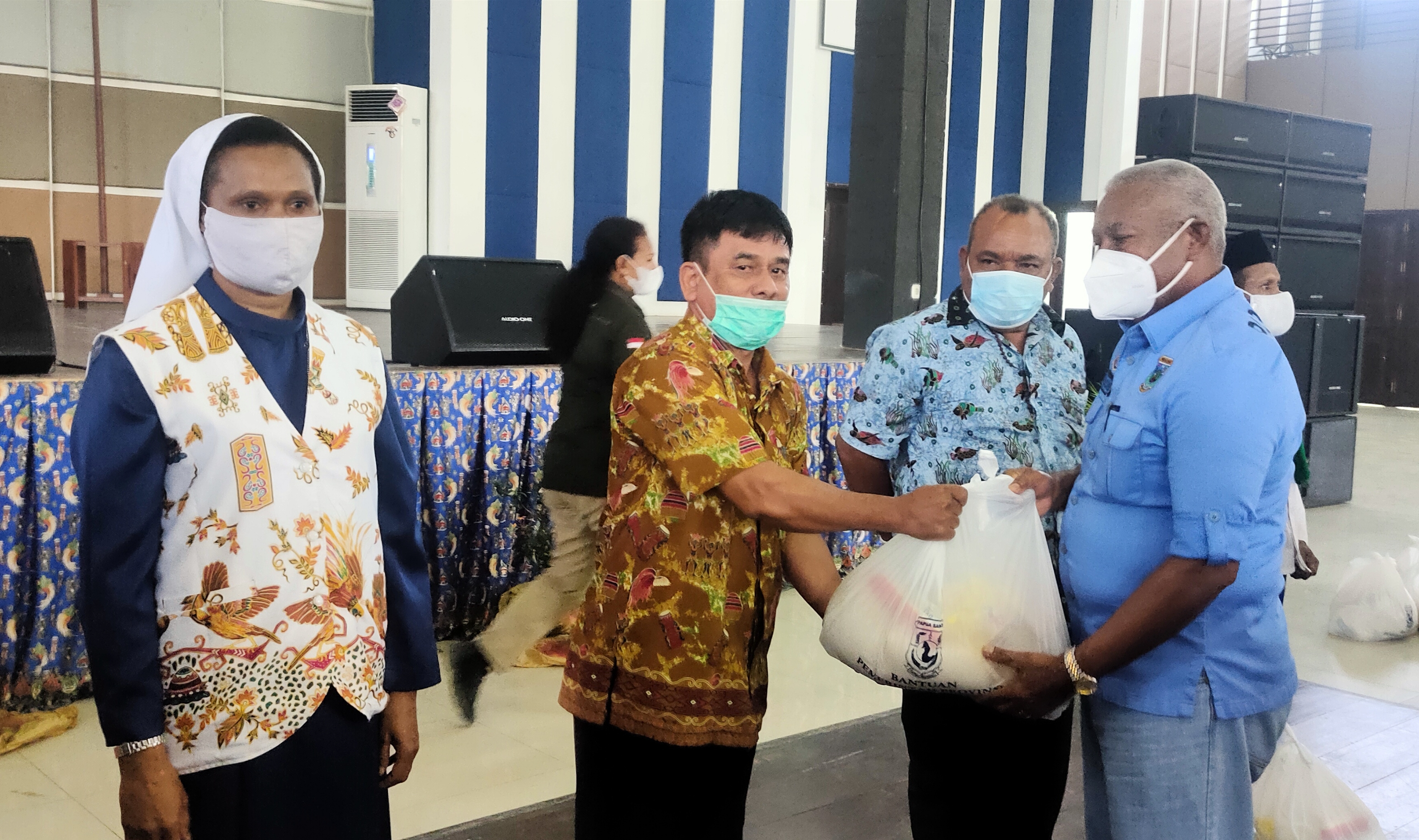 Bapok Tahap III dan Tangan Kasih Tahap II Untuk Bintuni Diserahkan Gubernur Dominggus Mandacan