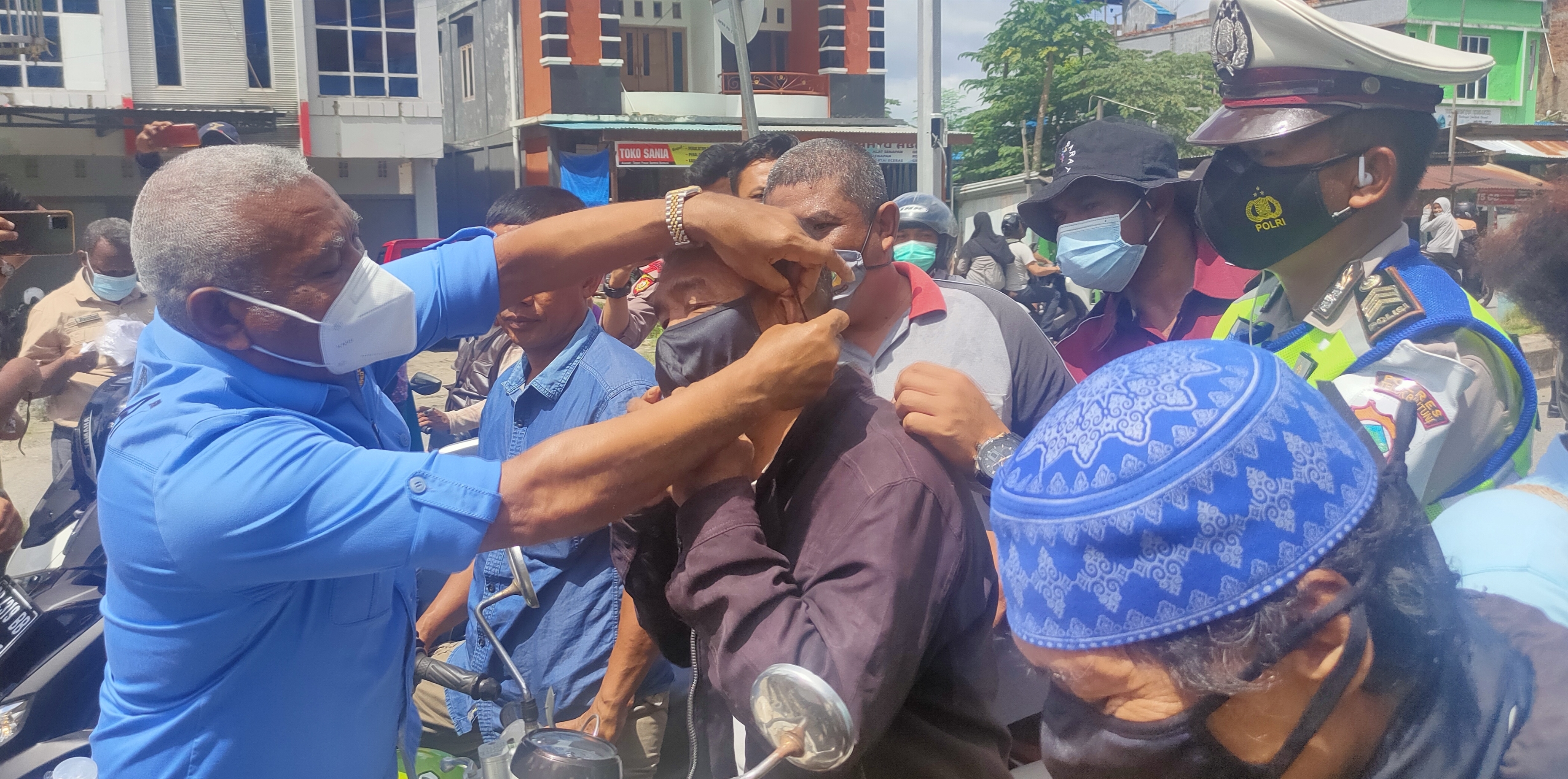 Serahkan 20 Ribu Masker, Gubernur Papua Barat Turun Jalan Sambangi Warga Bintuni