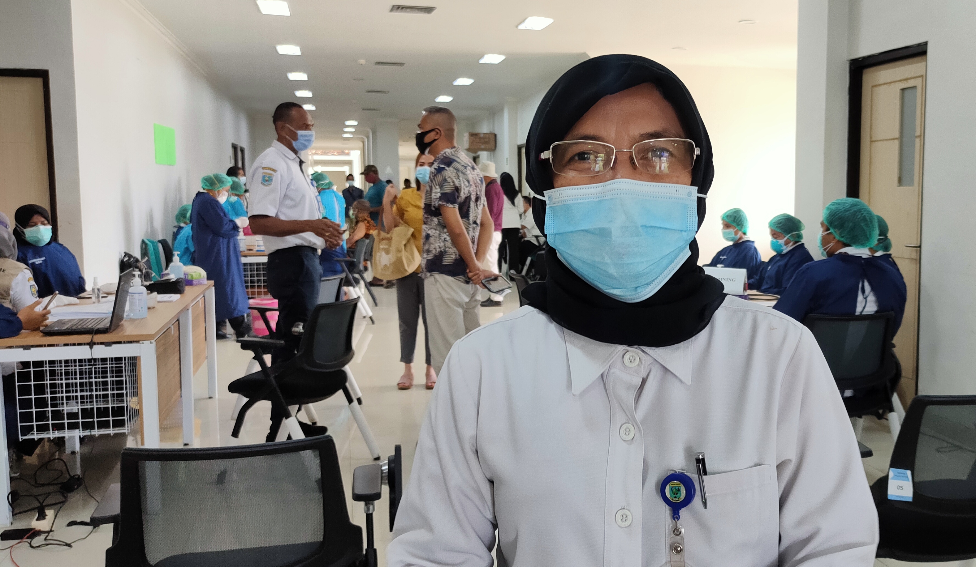 Pelayan Publik dan Lansia Terima Dosis Akhir Vaksinasi Tahap II di RSUD Papua Barat