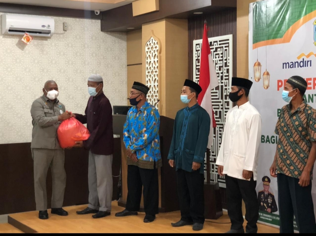 Gubernur Papua Barat Serahkan 3.558 Paket Bapok Bagi Umat Islam di Manokwari