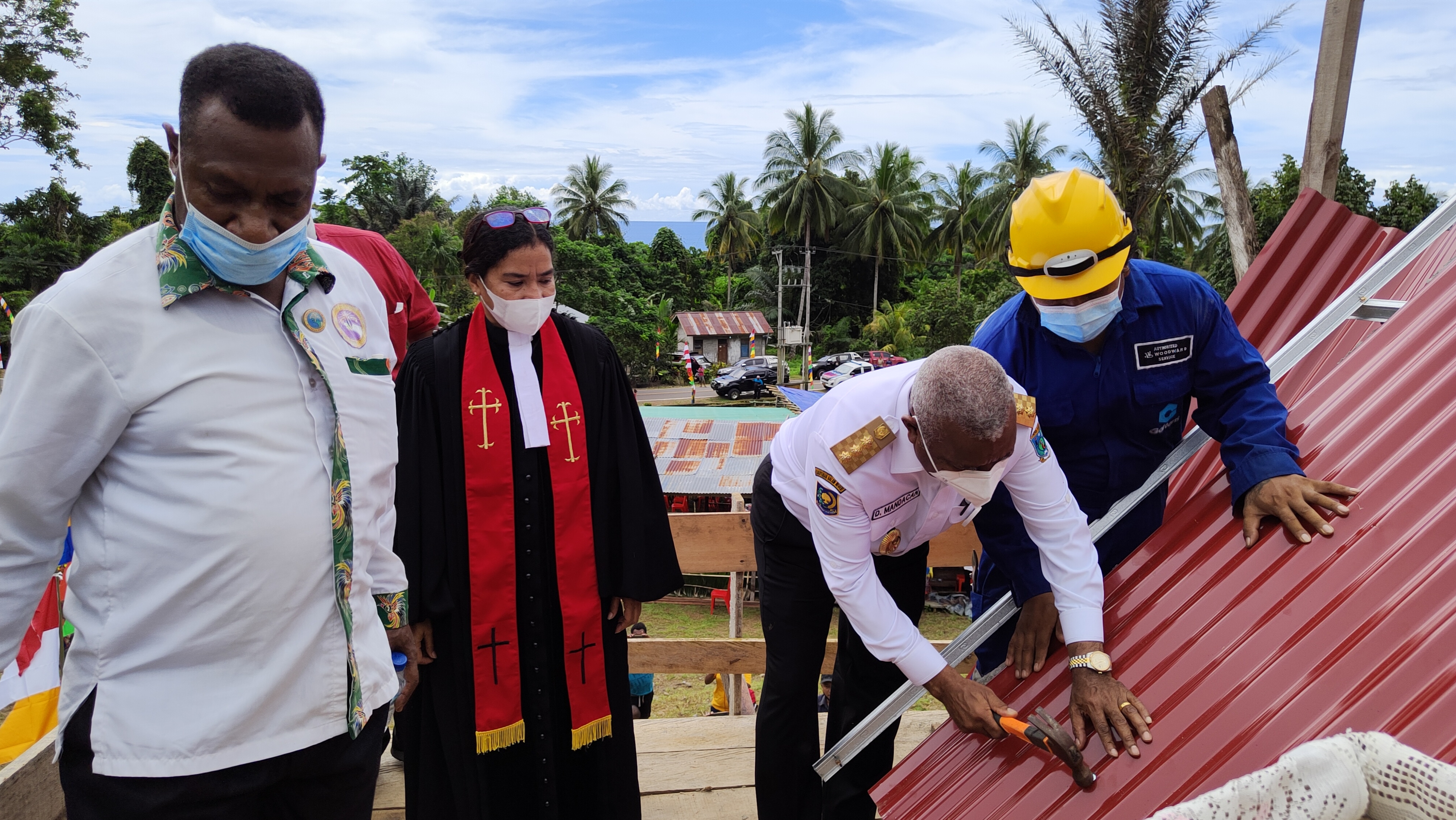 Pasang Atap Gereja Jemaat Saukoreri, Gubernur Mandacan : Lebih baik 1 hari kita ada di pelataran Tuhan