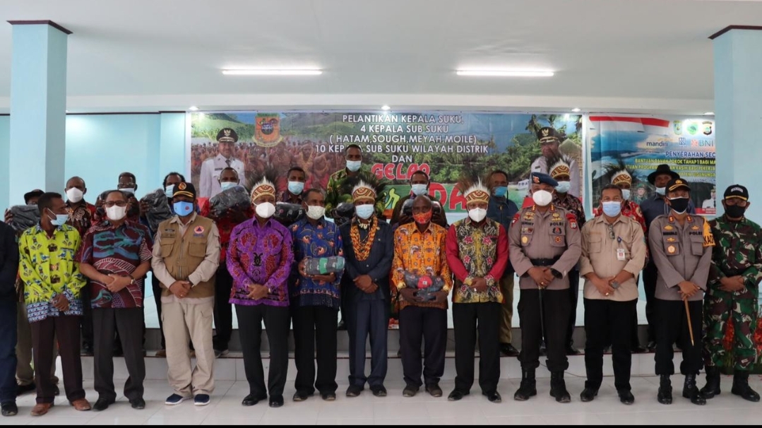 Berkunjung ke Pegaf, Gubernur Papua Barat Serahkan Bantuan Bapok dan Tangan Kasih