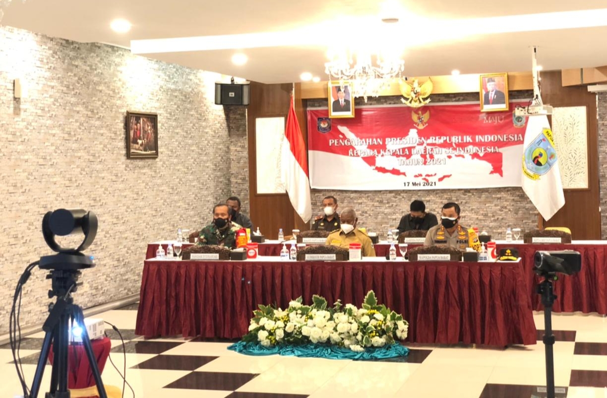 Gubernur Papua Barat Ikut Pengarahan, Presiden Jokowi Ingatkan Penanganan Maksimal Covid-19