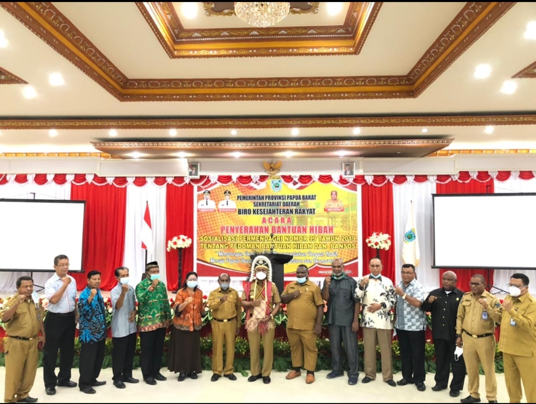 Drs. Dominggus Mandacan Dinobatkan Sebagai Bapa Pembangunan